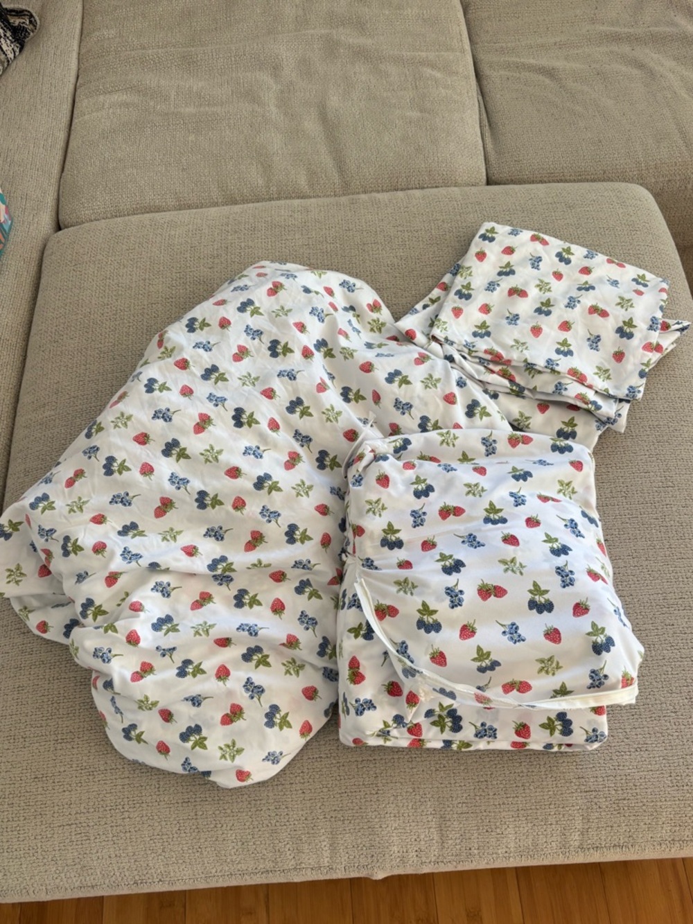 Berry king size sheets! Whole set! Never been used!!